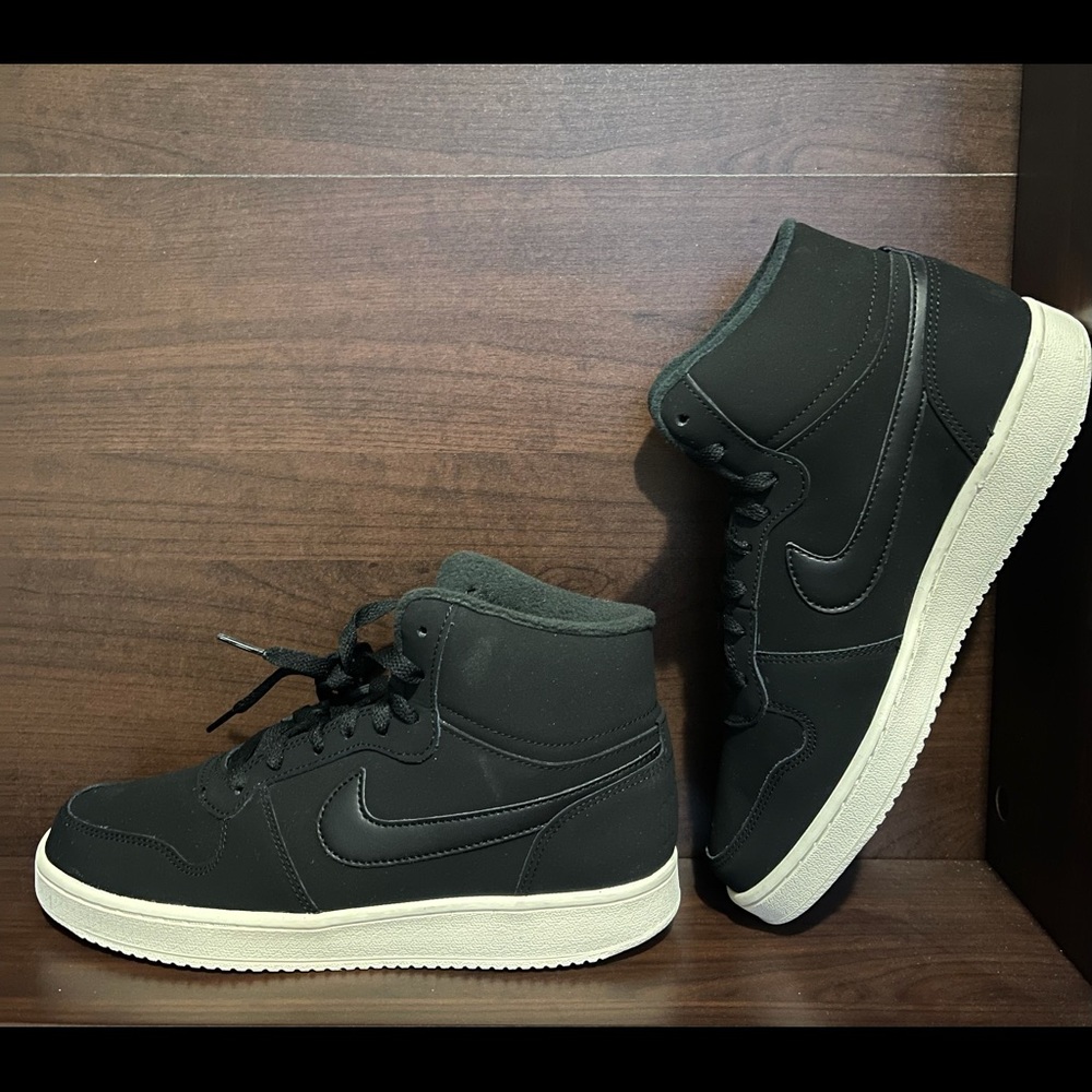 Nike womens size 9 Ebernon Mid Black